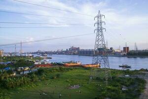 Antenne Aussicht von hoch Stromspannung Leistung Linie auf das Fluss und Blau Himmel Hintergrund, Bangladesch. foto