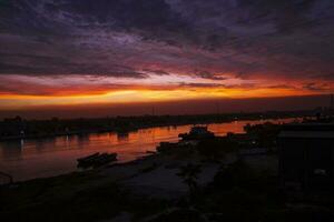 Sonnenuntergang auf das Shitalakshya Fluss im Bangladesch. das Shitalakshya Fluss ist ein Fluss im Süd Asien foto