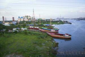 Antenne Aussicht von das Fluss und industriell Bereich mit Blau Himmel im Narayanganj-Bangladesch foto