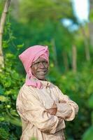indisch Landwirtschaft glücklich indisch Farmer Stehen im Bauernhof, Farmer im Bauernhof foto