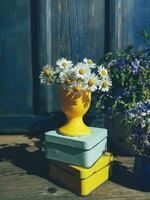 Blumen- Komposition im Blau und Gelb sonnig Tag foto