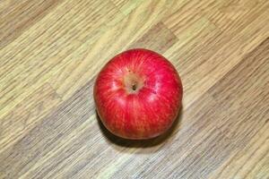rot Äpfel, frisch Obst gerade gepflückt von das Baum auf das Tabelle foto
