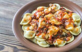 Portion von Ravioli mit Marinara Soße foto