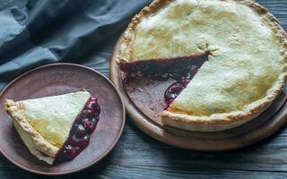 Kirsche Kuchen auf das hölzern Hintergrund foto