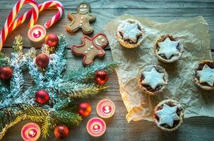 verzierter Weihnachtsbaumzweig mit Feiertagsgebäck foto