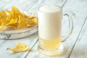 Becher von Bier mit Tortilla Chips foto