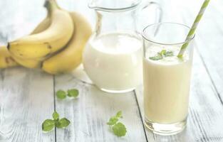 Glas von Banane Milch Shake foto