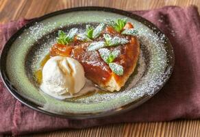 Portion von Tarte tatin foto