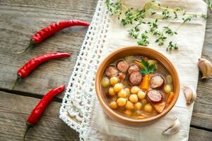 Suppe mit Kichererbsen und geräucherter Wurst foto