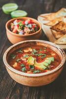 schüssel mit würziger mexikanischer suppe foto