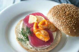 Sandwich mit Thunfisch, Krabbe Klaue und Mozzarella foto