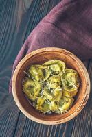 Schüssel von Tortelloni ausgestopft mit Ricotta foto