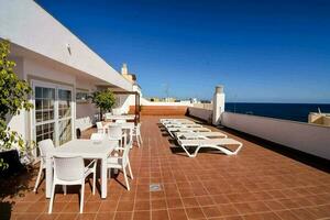 Privat Terrasse mit Tabellen und Stühle foto