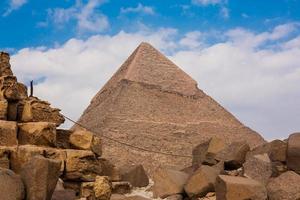 die große Pyramide und die große Sphinx auf dem Gizeh-Plateau foto