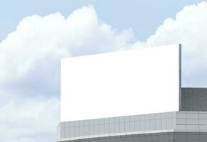 spotten oben Weiß groß LED Anzeige Plakatwand auf Dach Gebäude mit Blau Himmel Hintergrund. Ausschnitt Pfad zum Attrappe, Lehrmodell, Simulation foto
