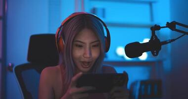 asiatisch jung Esport Frau Spieler genießen zu abspielen online Spiel auf Smartphone. foto