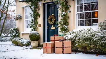 Weihnachten Geschenke Lieferung, Post- Bedienung und Urlaub die Geschenke online Einkaufen, eingewickelt Paket Kisten auf ein Land Haus Haustür im ein schneit Winter, generativ ai foto