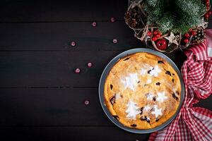 Weihnachten Obst Kuchen, Pudding auf dunkel Tisch. oben Sicht, Overhead, Kopieren Raum. foto