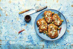 Fleisch Schnitzel mit Käse, Oliven und Tomate foto