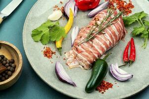 roh Hähnchen Brust Filet eingewickelt im Speck. foto