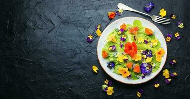 Frühling Salat mit Grüns und essbar Blumen foto