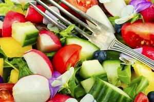 Grün Salat mit Blumen foto