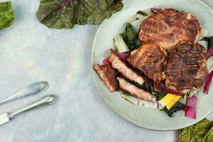 saftig Fleisch Steak mit Grün Salat. foto