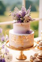 Hochzeit Kuchen mit Lavendel Blumen- Dekor, Party Feier und Urlaub Dessert im ein Landschaft Garten, Veranstaltung Essen Gastronomie, Land Hütte Stil, generativ ai foto