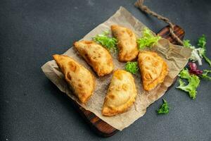 Empanadas Fleisch Kuchen ausgestopft Mahlzeit Essen Snack auf das Tabelle Kopieren Raum Essen Hintergrund rustikal oben Aussicht foto