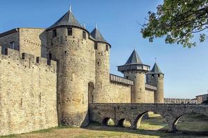 Blick auf die mittelalterliche Altstadt von Carcassonne in Frankreich foto
