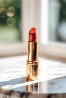 luxuriös rot Lippenstift im golden Tube auf Marmor, Schönheit kosmetisch und Luxus bilden Produkt, generativ ai foto