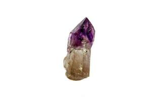 Makromineralstein Amethyst zusammen Rauchquarz, Rauchtopaz auf weißem Hintergrund foto