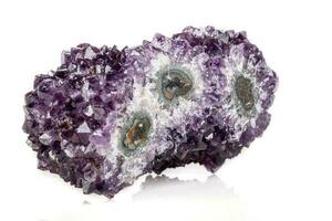 Makro-Mineralstein-Amethyst-Auge, in Form einer Eule auf weißem Hintergrund foto