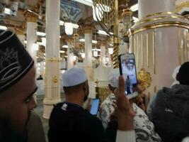 Medina, Saudi Arabien, dez 2022 - - Muslim Pilger sind gehen zu Besuch Roza rasool beim Masjid al Nabawi Medina. foto