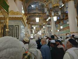 Medina, Saudi Arabien, dez 2022 - - Muslim Pilger sind gehen zu Besuch Roza rasool beim Masjid al Nabawi Medina. foto
