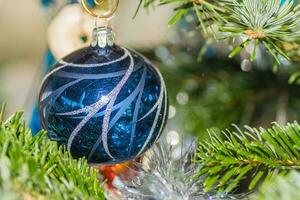 Blau Weihnachten Ball beim das Weihnachten Baum Detail foto