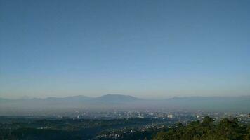 herzlich willkommen zu Bandung, ein Stadt eingebettet unter üppig Grün Hügel im Westen Java, Indonesien. bekannt wie das Paris von Java bandung strahlt aus ein einzigartig Mischung von natürlich Schönheit und städtisch Charme. foto