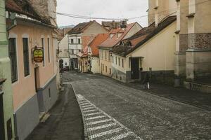 mittelalterlich Straße mit historisch Gebäude im das Herz von Rumänien. sibiu das östlichen europäisch Zitadelle Stadt. Reise im Europa foto