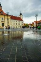 mittelalterlich Straße mit historisch Gebäude im das Herz von Rumänien. sibiu das östlichen europäisch Zitadelle Stadt. Reise im Europa foto