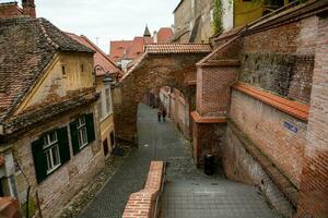 mittelalterlich Straße mit historisch Gebäude im das Herz von Rumänien. sibiu das östlichen europäisch Zitadelle Stadt. Reise im Europa foto