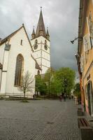 mittelalterlich Straße mit historisch Gebäude im das Herz von Rumänien. sibiu das östlichen europäisch Zitadelle Stadt. Reise im Europa foto