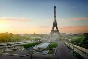 Eiffel Turm beim Dämmerung foto