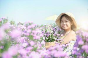 süß Mädchen und Michaeli Gänseblümchen oder Neu York Aster Blume Feld, foto