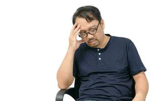 mittleren Alters Mann Sitzung auf Stuhl und Gefühl betont und Kopfschmerzen isoliert foto