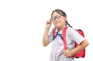 süß asiatisch Mädchen Schüler tragen Uniform und trägt Schule Tasche isoliert foto
