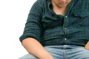Kind mit Übergewicht. fettleibig Fett Junge Übergewicht isoliert auf Weiß Hintergrund foto