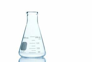 leeren 250 ml. erlenmeyer Flasche auf reflektierend isoliert auf Weiß Hintergrund foto