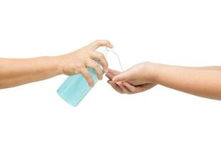 Mutter Hand drücken Flasche und Gießen auf Alkoholbasis desinfizieren auf Hand Kind. foto