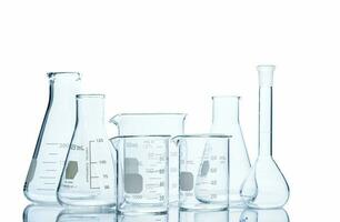 Flaschen und Messung Becherglas zum Wissenschaft Experiment im Labor isoliert foto