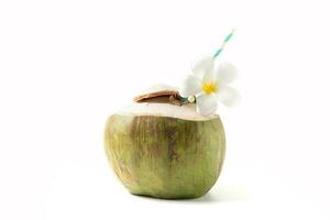 frisch Kokosnuss trinken mit Plumeria Blume und Papier Stroh foto